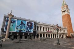 45_giant-advertising-marciana-library-venice_versace
