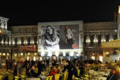 09_giant-advertising-venice_handm