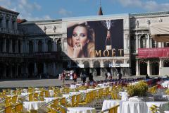 36_giant-advertising-venice_moet