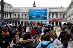 45_giant-advertising-venice_omega