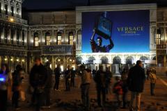 64_giant-advertising-venice_versace