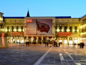 04_giant-advertising-venice_diesel