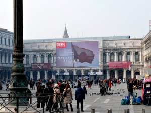 05_giant-advertising-venice_diesel