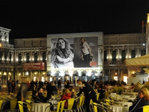 09_giant-advertising-venice_handm