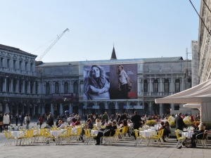 10_giant-advertising-venice_handm