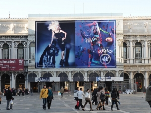 11_giant-advertising-venice_handm