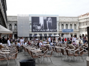 14_giant-advertising-venice_heach