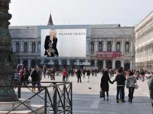 16_giant-advertising-venice_heach