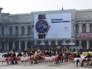 18_giant-advertising-venice_iwc