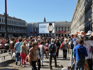 19_giant-advertising-venice_iwc