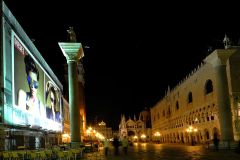 12_giant-advertising-marciana-library-venice_diesel