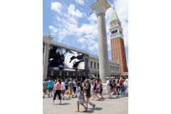 14_giant-advertising-marciana-library-venice_dolcegabbana