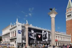 15_giant-advertising-marciana-library-venice_guess