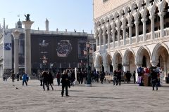 18_giant-advertising-marciana-library-venice_hublot
