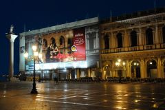26_giant-advertising-marciana-library-venice_lavazza