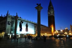 27_giant-advertising-marciana-library-venice_maxandco