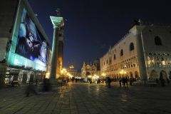 42_giant-advertising-marciana-library-venice_versace