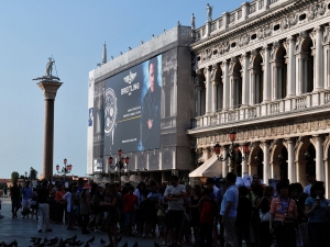 01_giant-advertising-marciana-library-venice_breitling