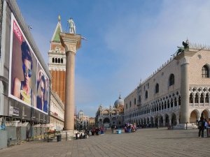 11_giant-advertising-marciana-library-venice_diesel