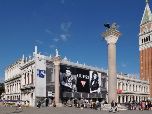 15_giant-advertising-marciana-library-venice_guess
