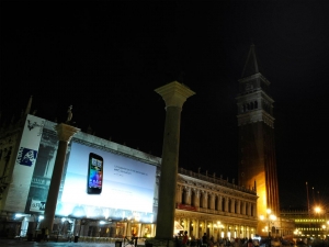 16_giant-advertising-marciana-library-venice_htc