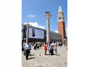 17_giant-advertising-marciana-library-venice_htc