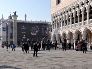 18_giant-advertising-marciana-library-venice_hublot