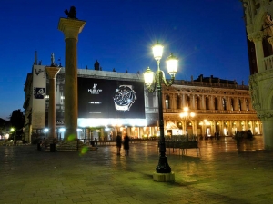 19_giant-advertising-marciana-library-venice_hublot