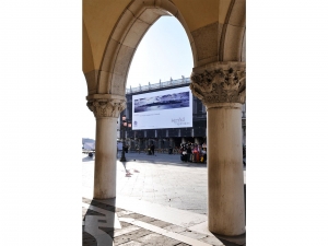 20_giant-advertising-marciana-library-venice_hublot