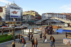 01_giant-advertising-scalzi-church-venice_lavazza