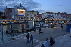 02_giant-advertising-scalzi-church-venice_lavazza