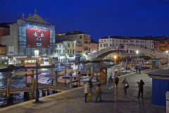 10_giant-advertising-scalzi-church-venice_lavazza