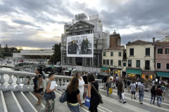 16_giant-advertising-scalzi-church-venice_michaelKors