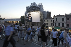 17_giant-advertising-scalzi-church-venice_balenciaga