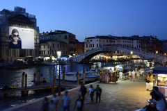 18_giant-advertising-scalzi-church-venice_balenciaga
