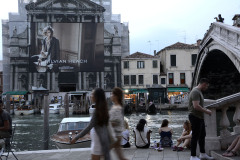 20_giant-advertising-scalzi-church-venice_silvianHeach