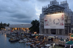 27_giant-advertising-scalzi-church-venice_pandora
