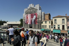 29_giant-advertising-scalzi-church-venice_armani