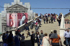 30_giant-advertising-scalzi-church-venice_armani