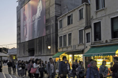 venezia, chiesa degli scalzi, telo armani