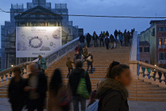 35_giant-advertising-scalzi-church-venice_pandora