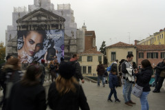 49_giant-advertising-scalzi-church-venice_tomford