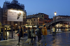 51_giant-advertising-scalzi-church-venice_geox