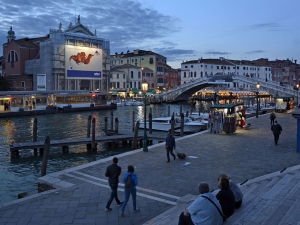 02_giant-advertising-scalzi-church-venice_lavazza