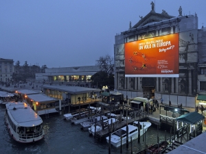 09_giant-advertising-scalzi-church-venice_easyJet