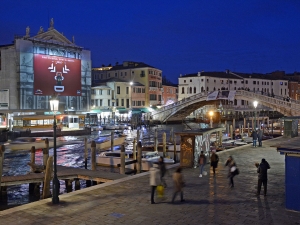 10_giant-advertising-scalzi-church-venice_lavazza