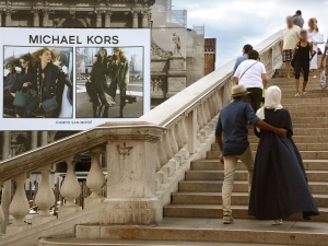 13_giant-advertising-scalzi-church-venice_michaelKors