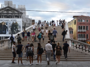 15_giant-advertising-scalzi-church-venice_michaelKors