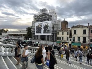 16_giant-advertising-scalzi-church-venice_michaelKors