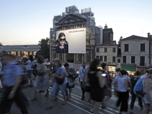 17_giant-advertising-scalzi-church-venice_balenciaga